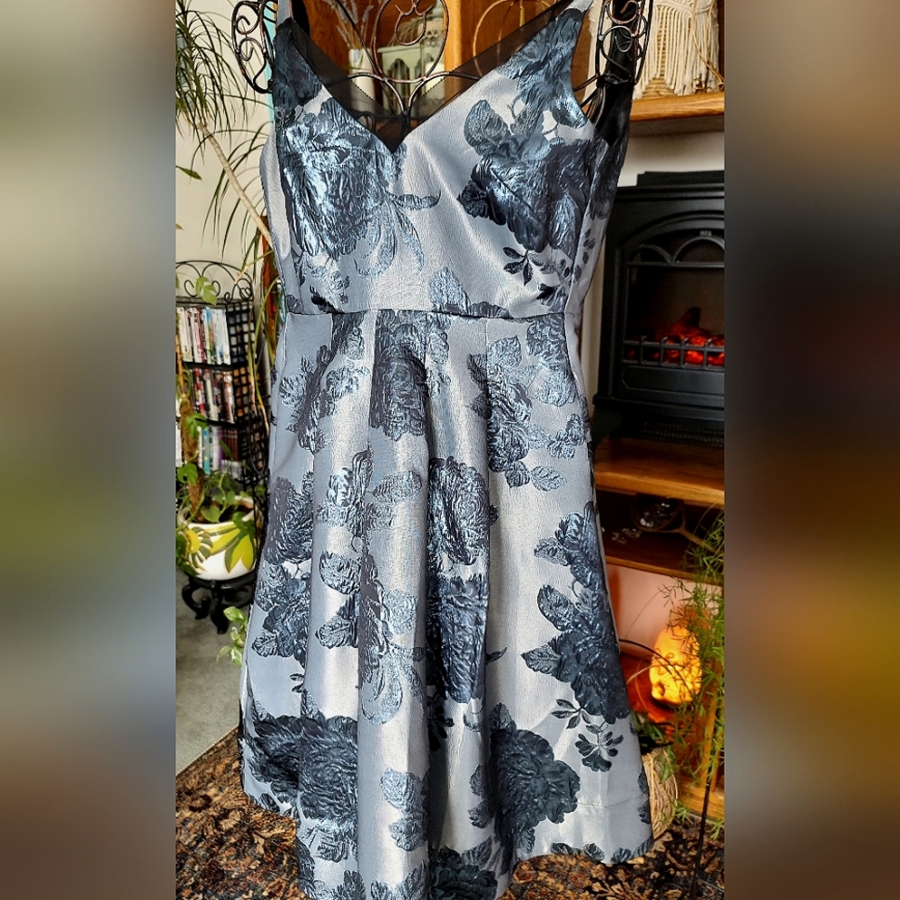 White House Black Market New W/Tags Beautiful Dress Size 00